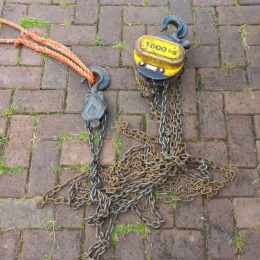 Zwaare ketting takel van 1600 kg.