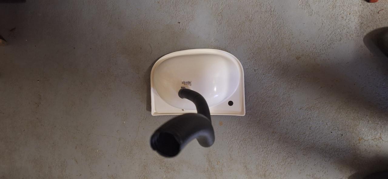 Kunststof wasbakje met afvoerplug en afvoerslang (ca 1 mtr)