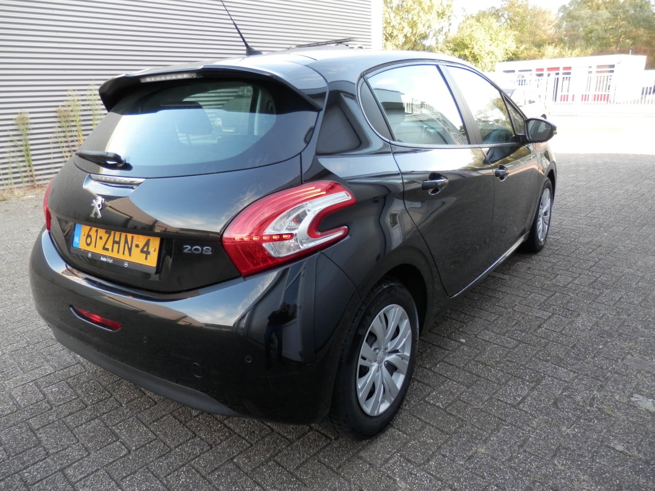Auto Garant Biedt Aan: Peugeot 208 1.2 VTi Envy