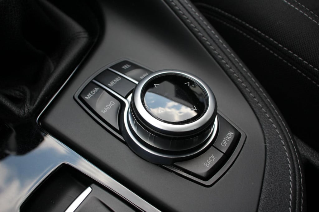 BMW X1 xdrive20i sport line automaat - led - pano - navi - stoel verw - cru