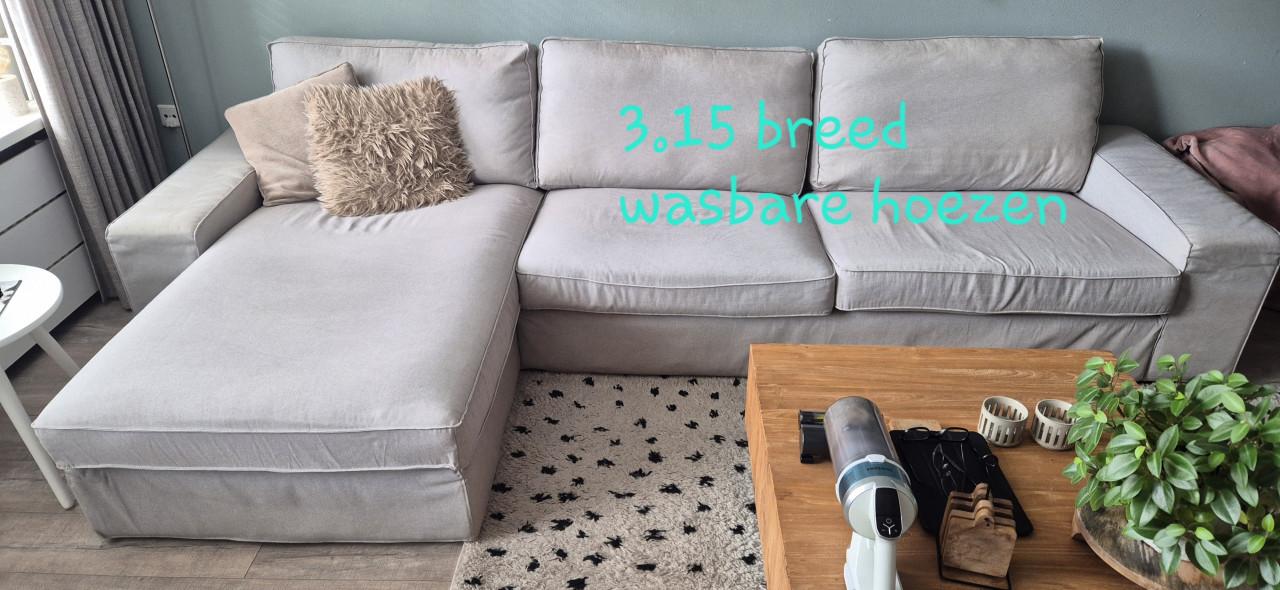 Grijze bank met loungegedeelte