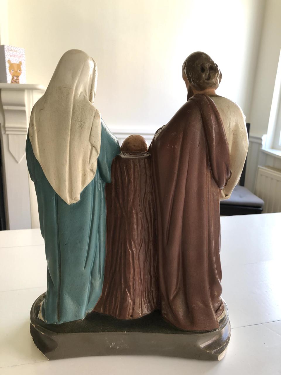 Mooi oud brocante heilig familiebeeld met Maria, Jozef en kindje Jezus