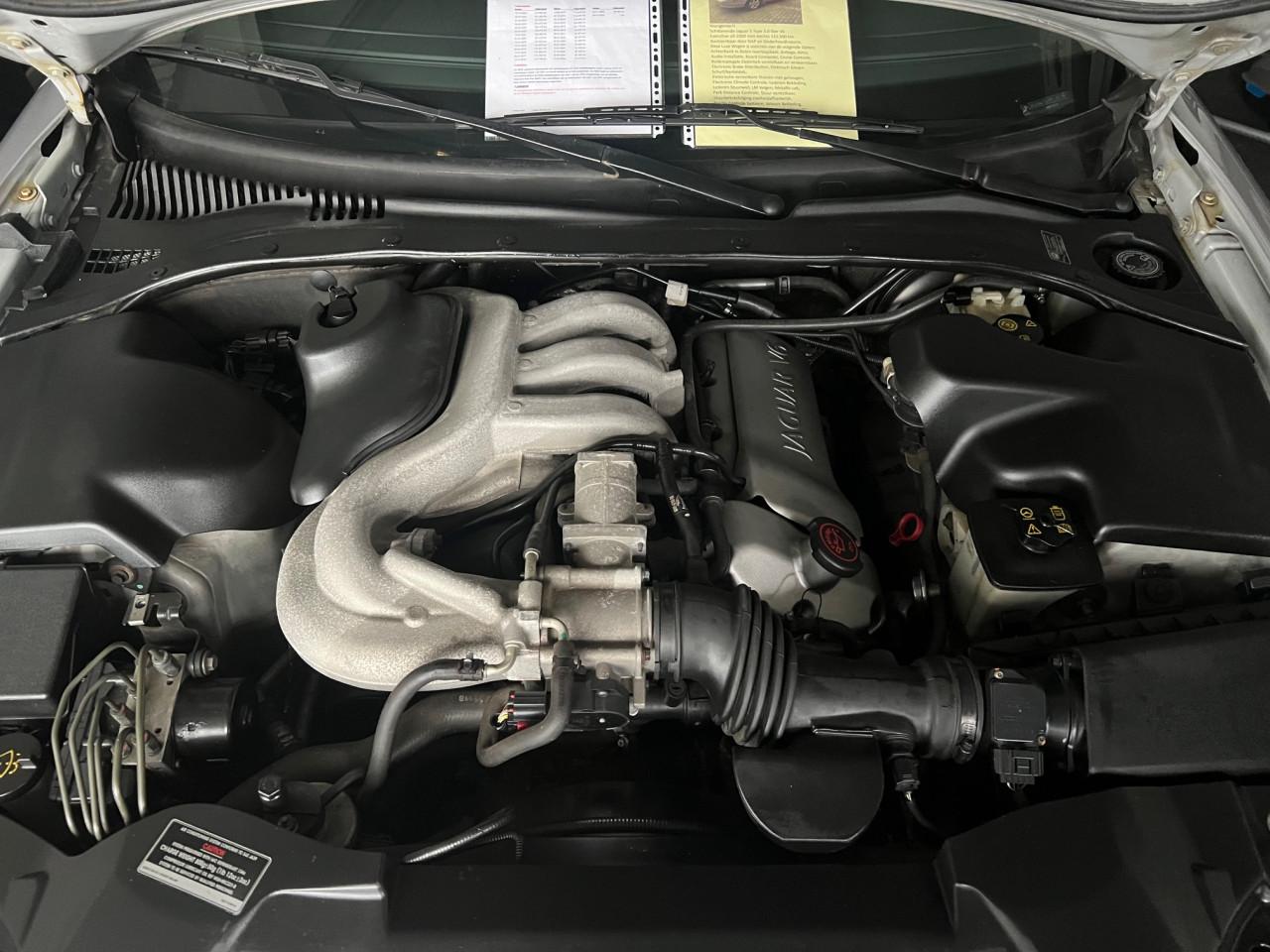 Unieke Jaguar S Type uit 2000 met slechts 131.000 km aantoonbaar!!