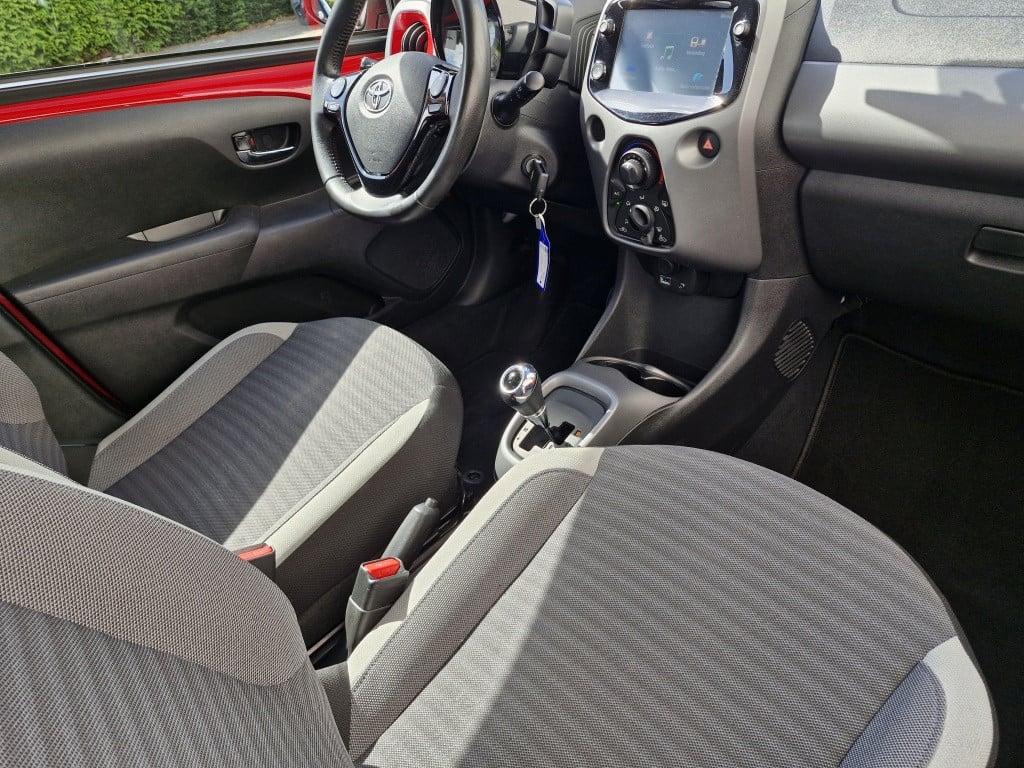 Toyota Aygo 1.0 vvt-i x-play automaat | apple carplay | andoid auto | achte
