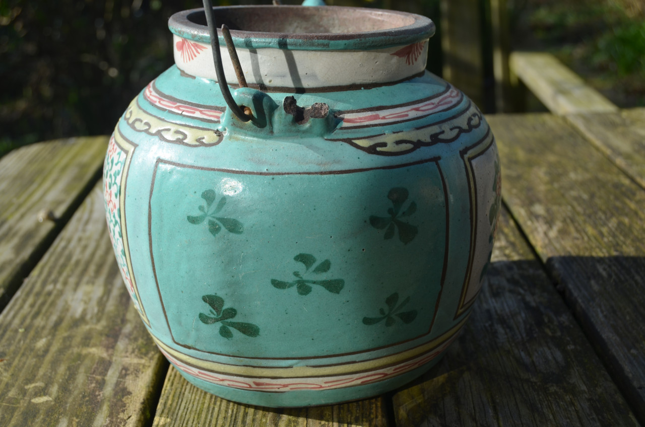 Chinese theepot, metaal met de een of andere sierlaag?
