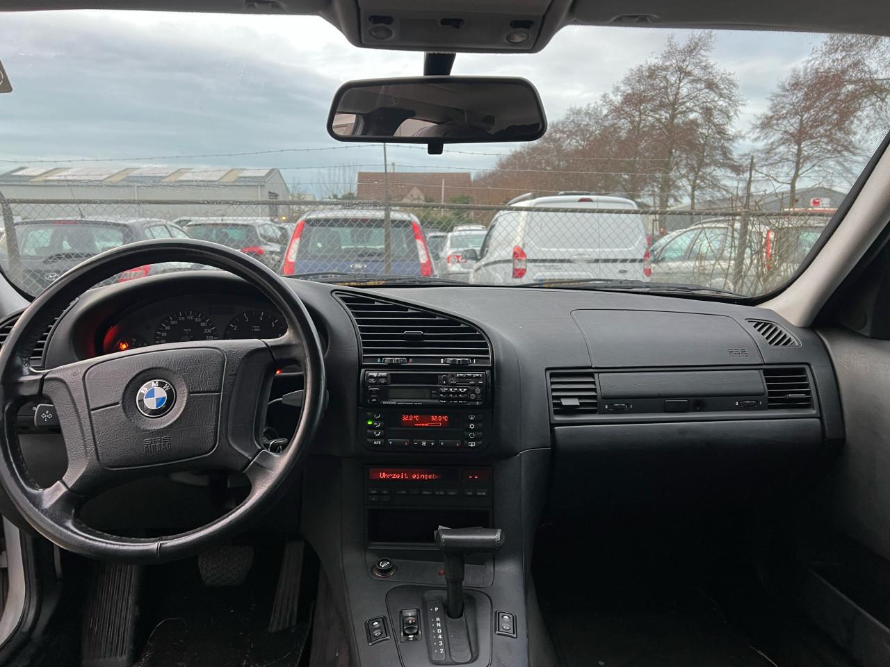 BMW 3-Serie 320i 6 cilinder automaat 2 jaar apk