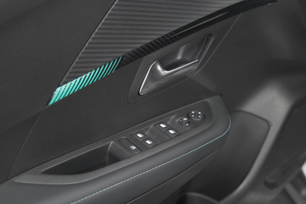 Peugeot 208 puretech 100 allure pack | camera | apple carplay | stoelverwar
