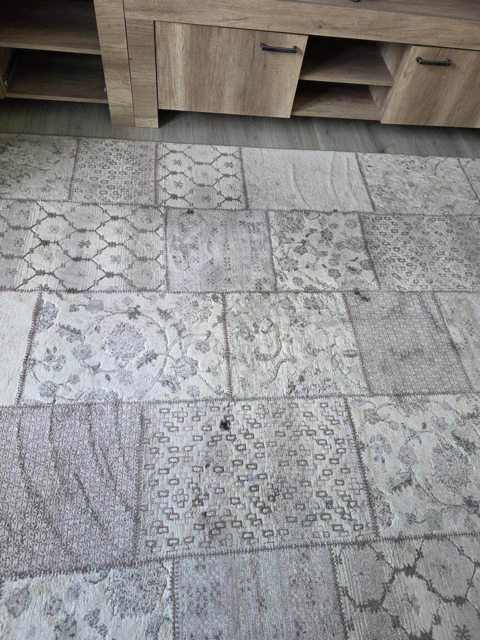 Tapijt 200X290 cm-gebruikt- schoon, beshadigt door vuur koolstentjes