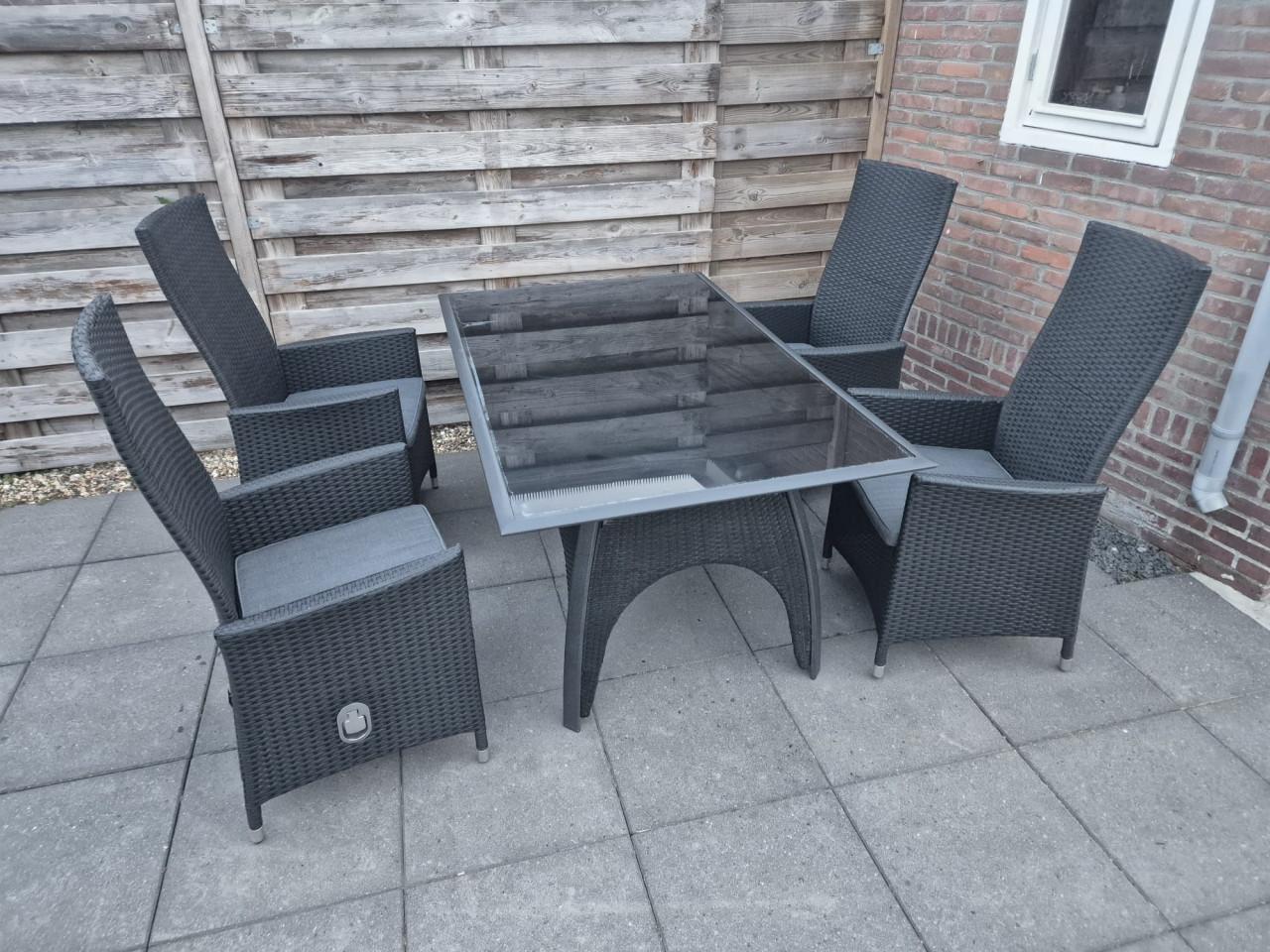 Tuinset met 4 verstelbare stoelen (Bezorging mogelijk)