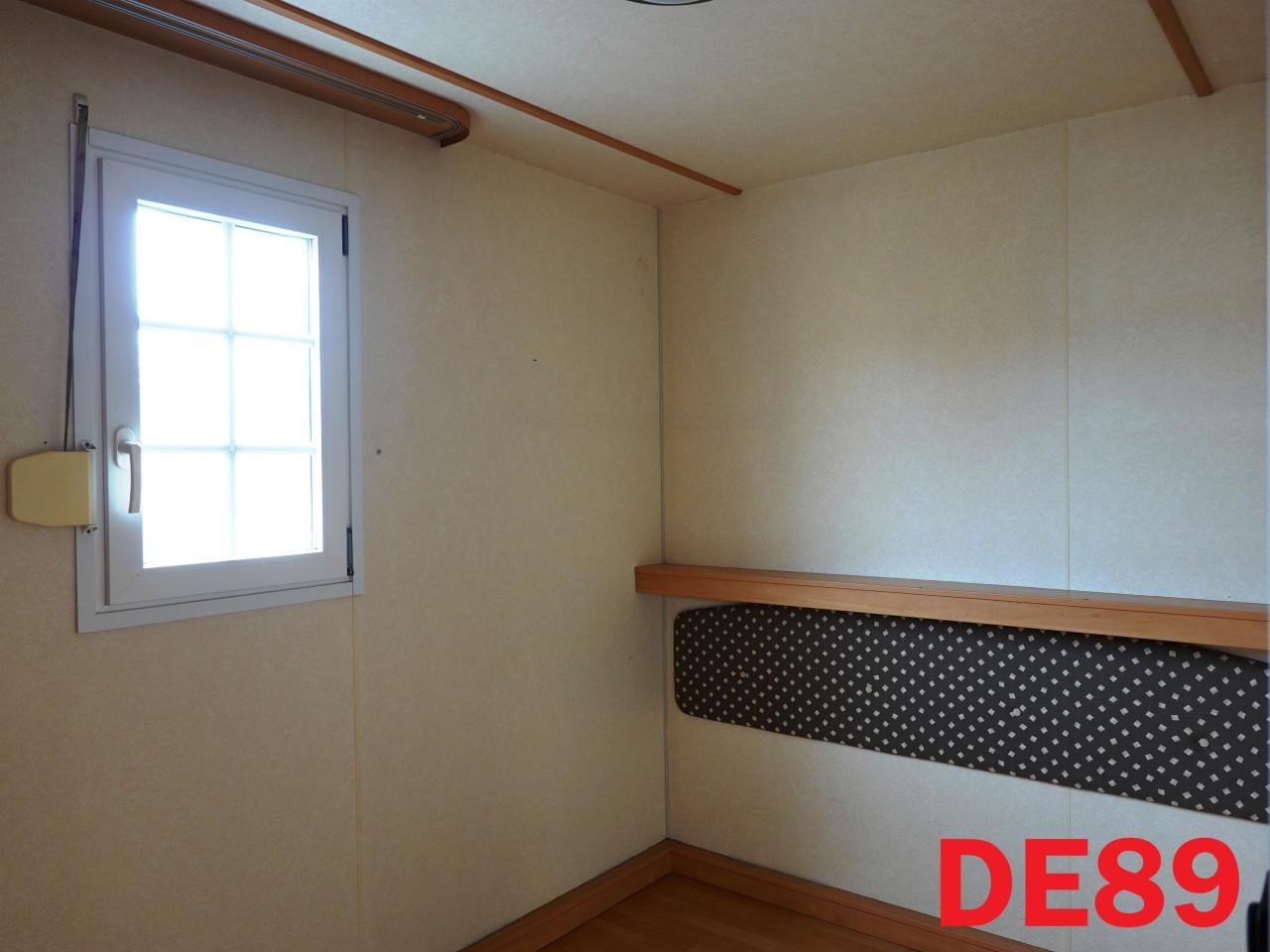 Keurig Bürstner chalet met 2 slaapkamers dubbel glas en middenkamer te koop