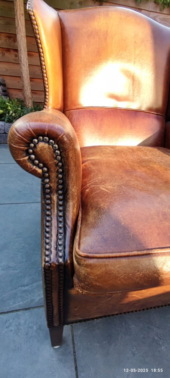 Antieke schapenleren fauteuil