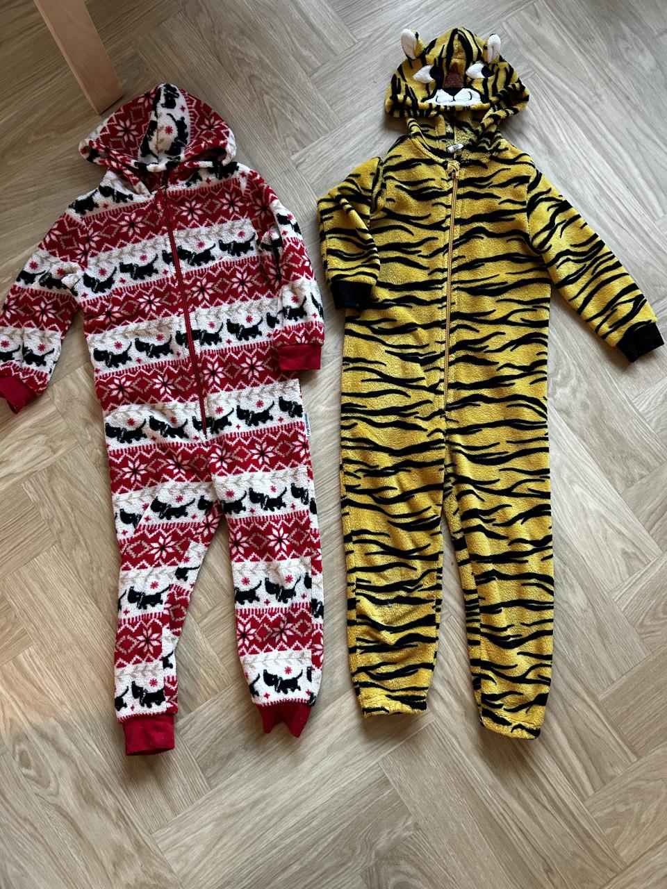 2x onesie kinderen maat 110/116