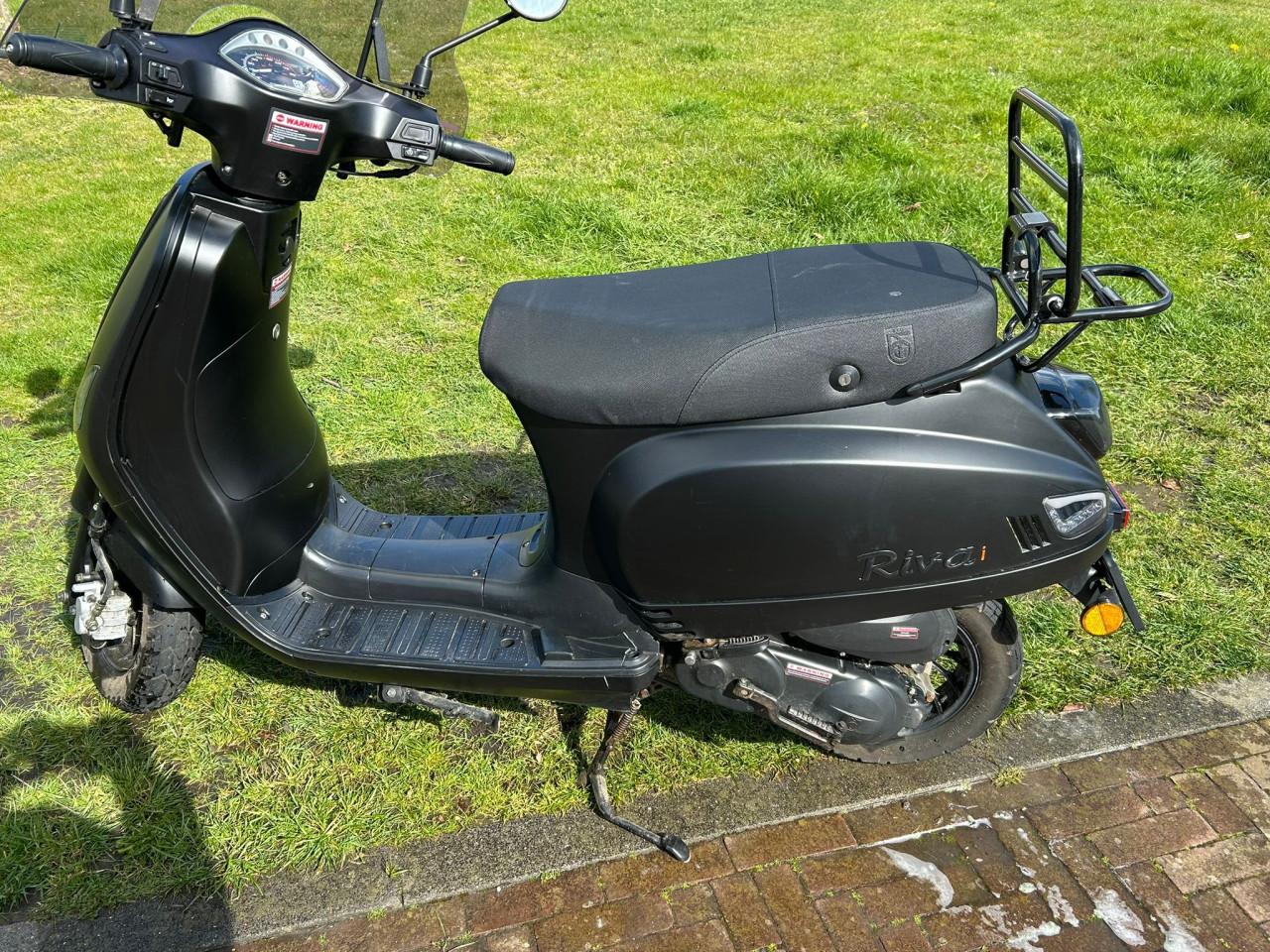 BTC Riva scooter 2022 blauw kenteken