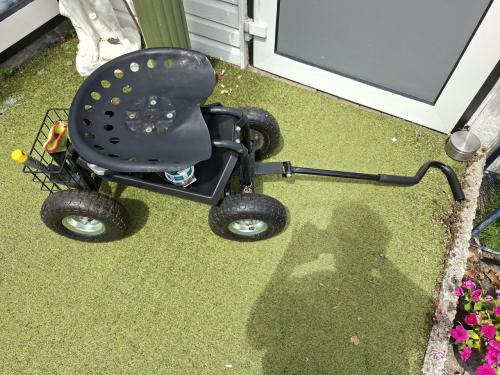 Tuinwagen met draaibare zitting en opbergvakken