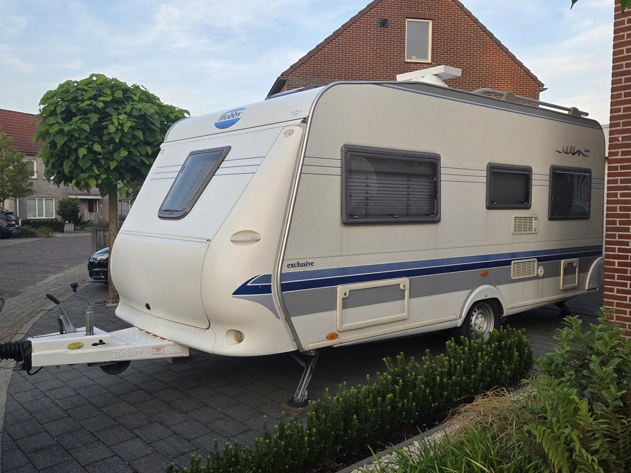 Hobby 460 met voortent en luifel