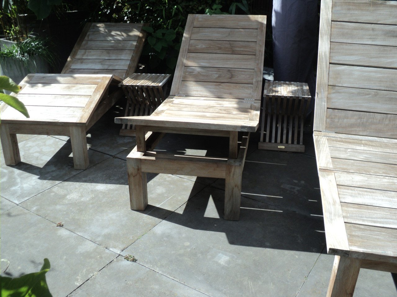 Set van 3 SCHITTERENDE teak houten ligbedden met tafeltjes +kussens