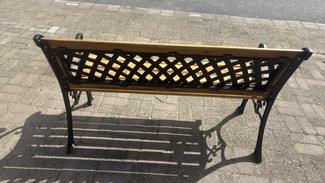 Tuinbank met gietijzeren zijkanten