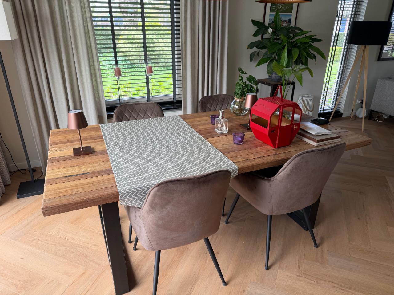 Eetkamertafel met stoelen