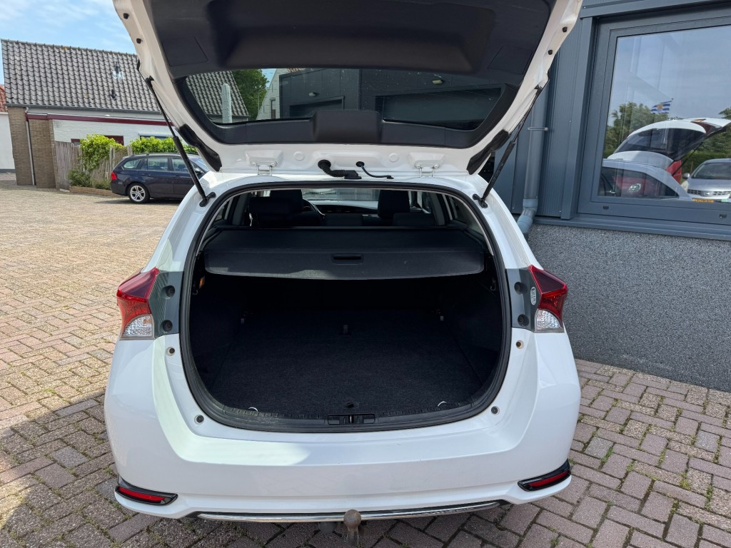 Toyota Auris 1.8 hybrid lease pro