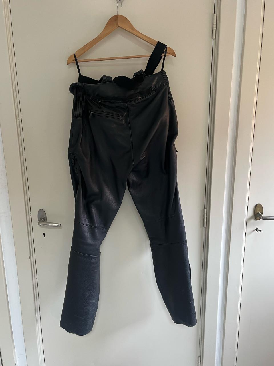 Lederen motorjas en bijpassende -broek van Harley Davidson