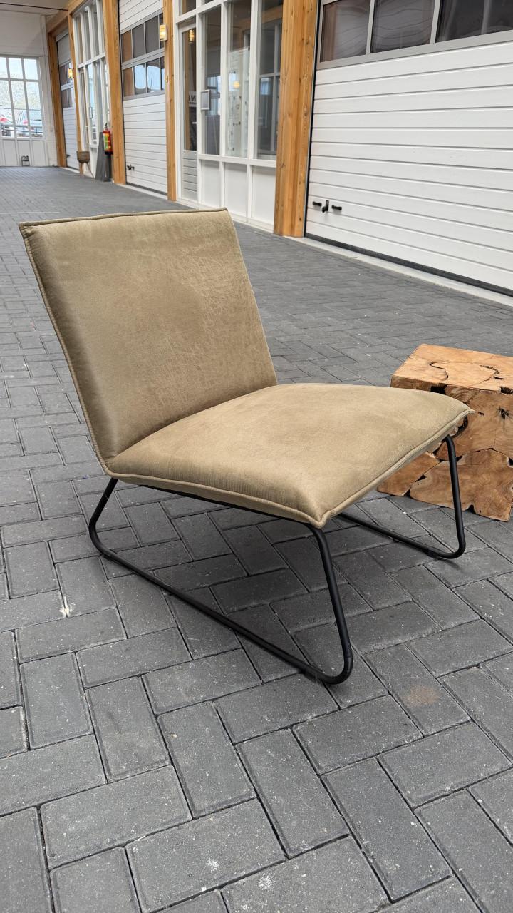 Stijlvolle loungeset – 2 comfortabele fauteuils + unieke houten bijzettafel