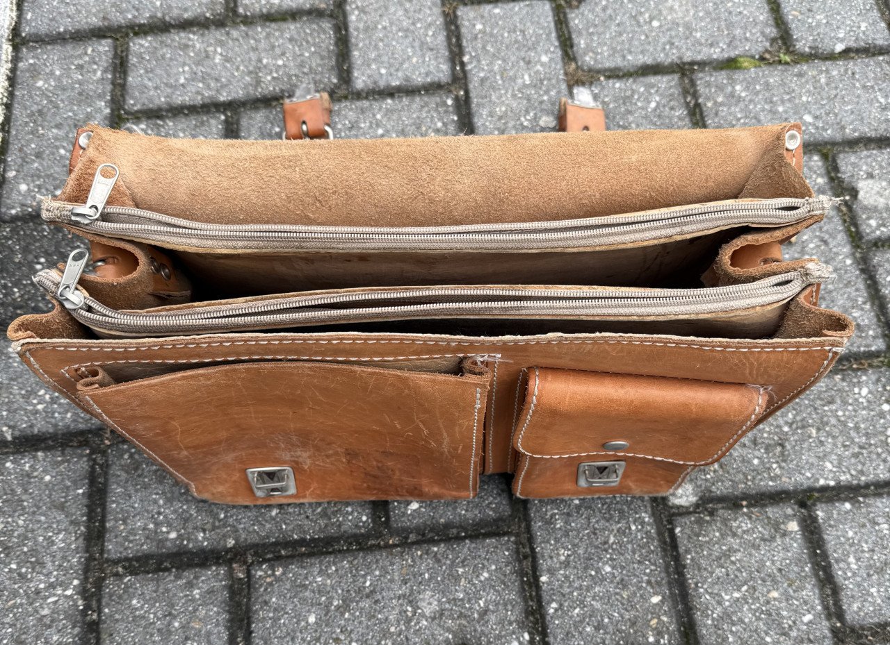 Vintage dik leren schooltas. Orginal Ruitertassen