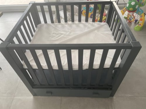 Park Quax met lade, matras en matrasbeschermer te koop.