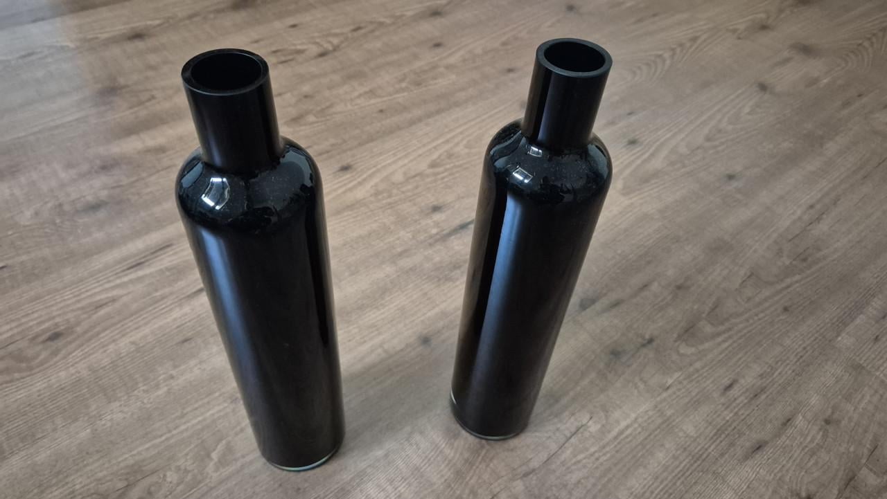 2 zwarte glazen flessen/vazen, H 37 Rond 8