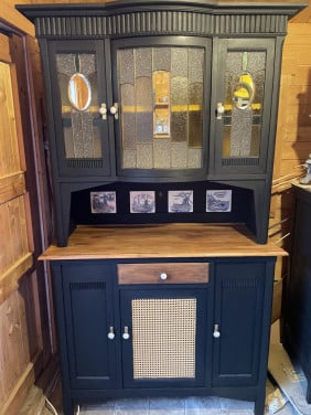Ter koop: Unieke vintage Buffetkast met glas in lood