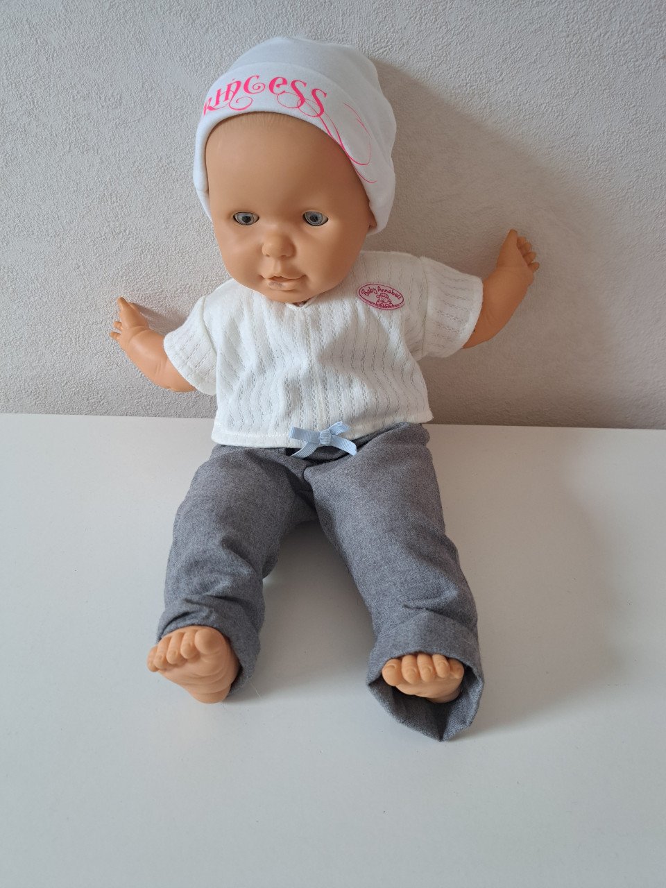 Babypop met zacht lijf en slaapoogjes 44 cm