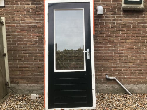 Achter deur met kozijn meranti en hang en sluit werk. 201 hoog 82 b