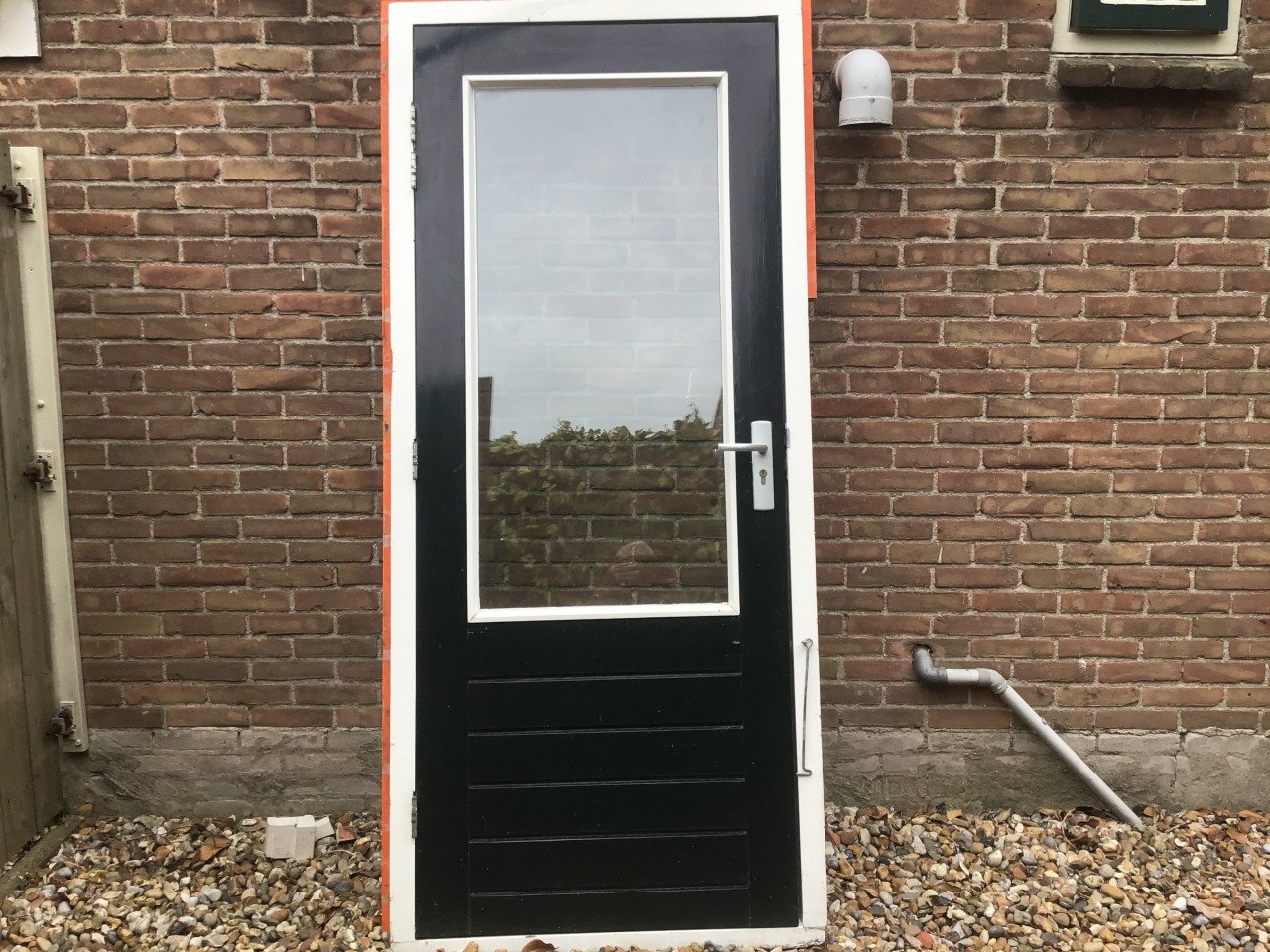Achter deur met kozijn meranti en hang en sluit werk. 201 hoog 82 b