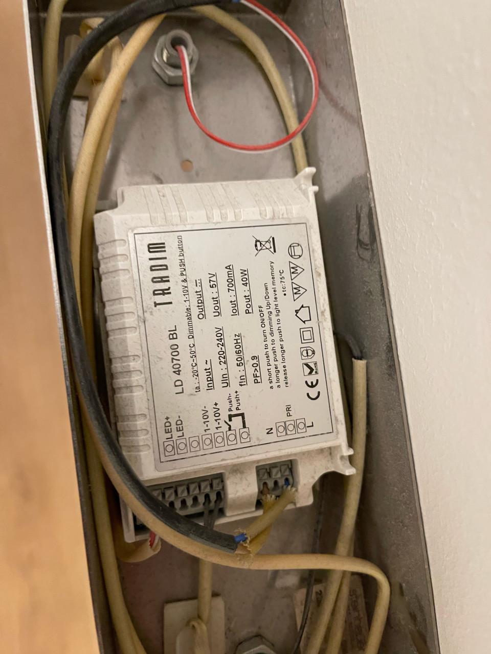 Strakke LED design tafellamp – dimbaar