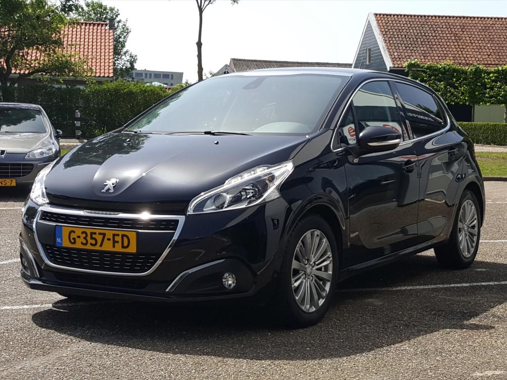 Peugeot 208 blue l. allure 1.5 bluehdi-100pk apple carplay & android auto |