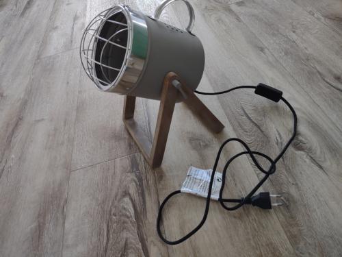 Prachtige grijze tafellamp met houten poot, verstelbare lamp