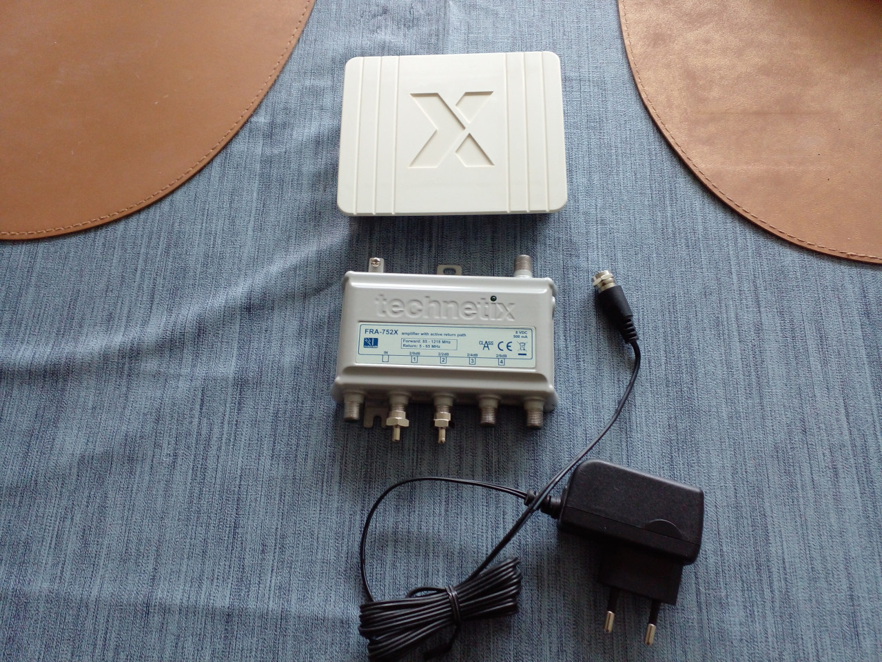 Antenneversterker Technetix FRA-752X inclusief voeding.