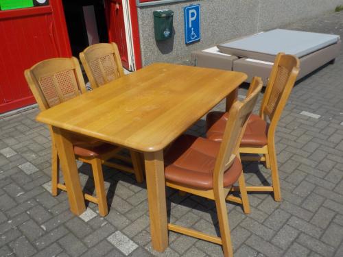In goede staat massief blank eiken eettafel85 x 130 cm + 4 stoelen