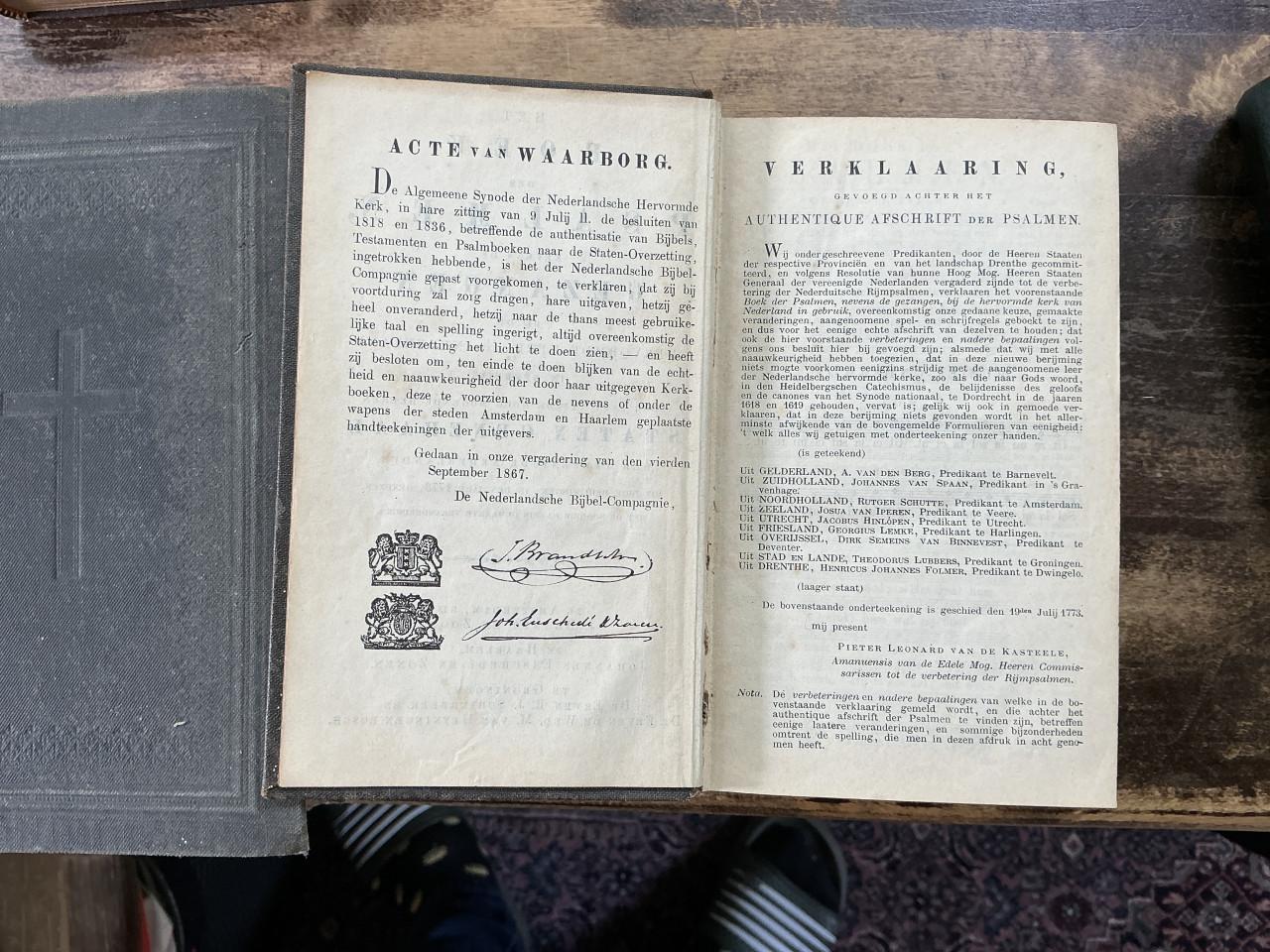 Diverse oude bijbels en psalmboeken