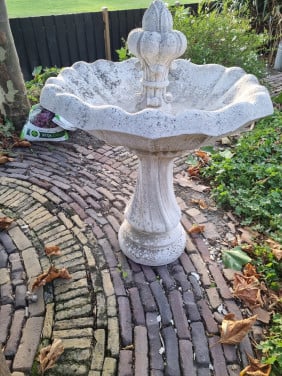 Betonnen tuinfontein schaal-bloembak voor in de tuin