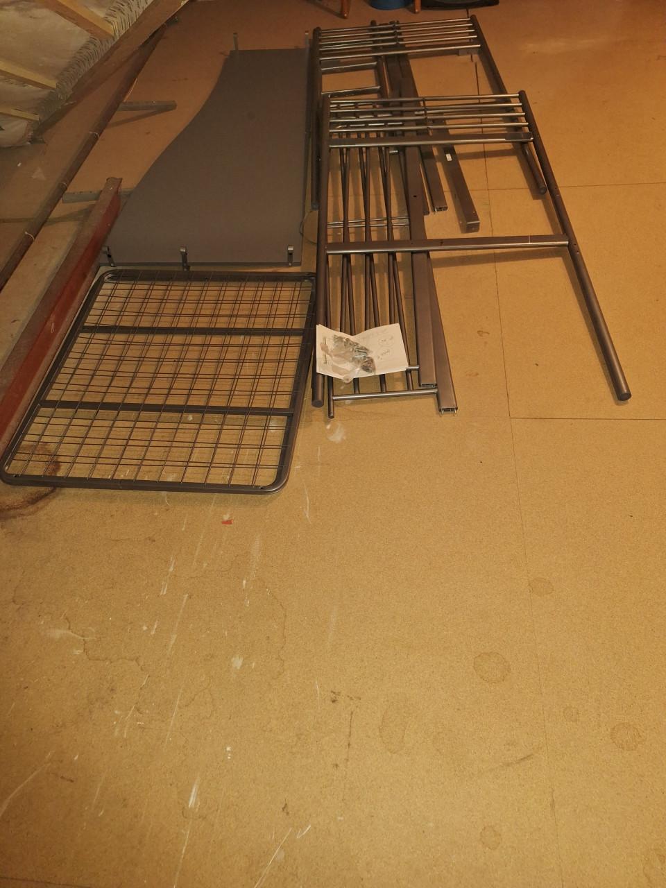 Ruime hoogslaper met bureau 90x200cm, grijs gecoat € 80,-