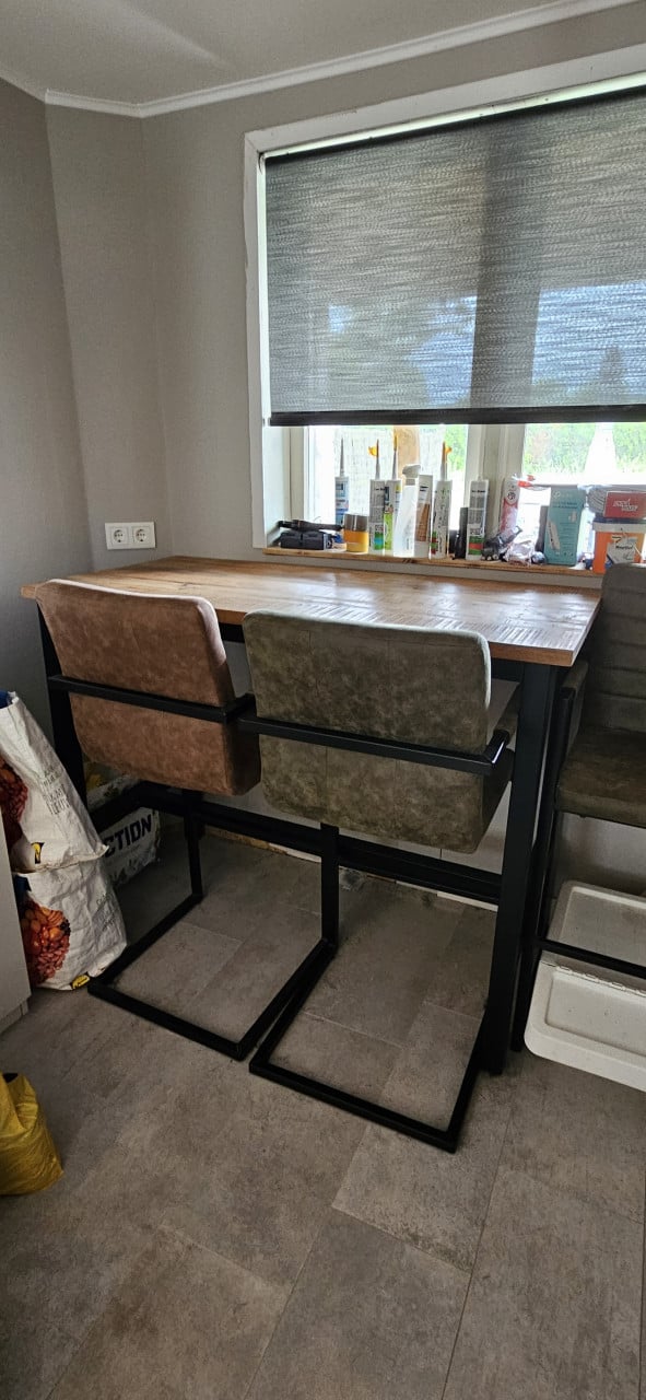 Bartafel met 4 stoelen