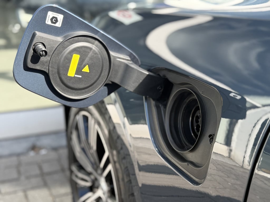 Volvo V60 t6 398pk recharge ultra dark| panodak| adap.cruise| trekhaak| 36