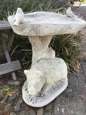 Betonnen vogeldrinkbak