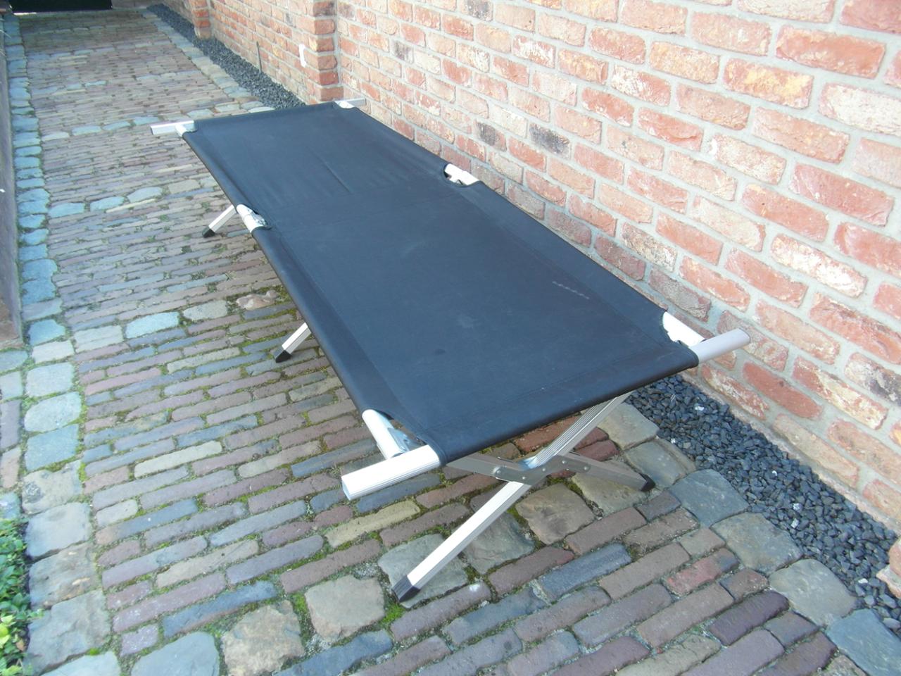 Opvouwbaar logeerbed.