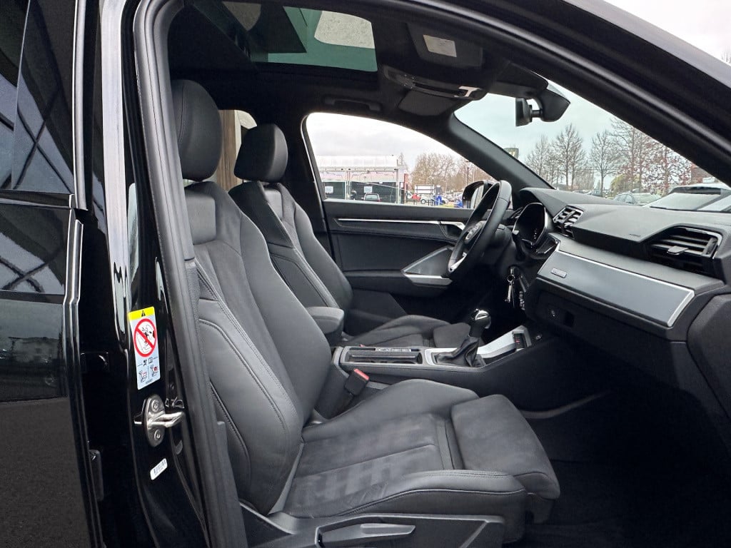 Audi Q3 35 tfsi s-line | panoramadak | zwart optiek | trekhaak | camera | e