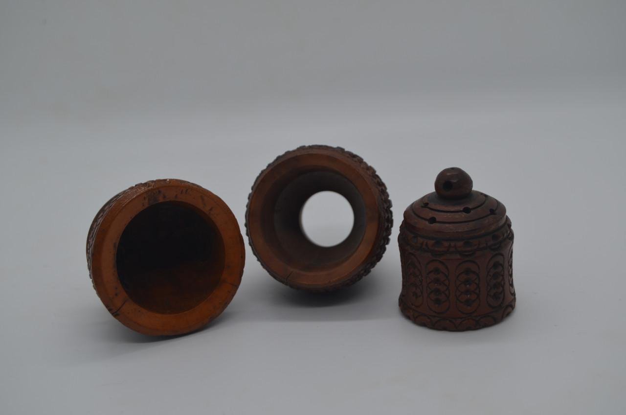 Handgesneden coquilla noten strooiers en pomanders (3)