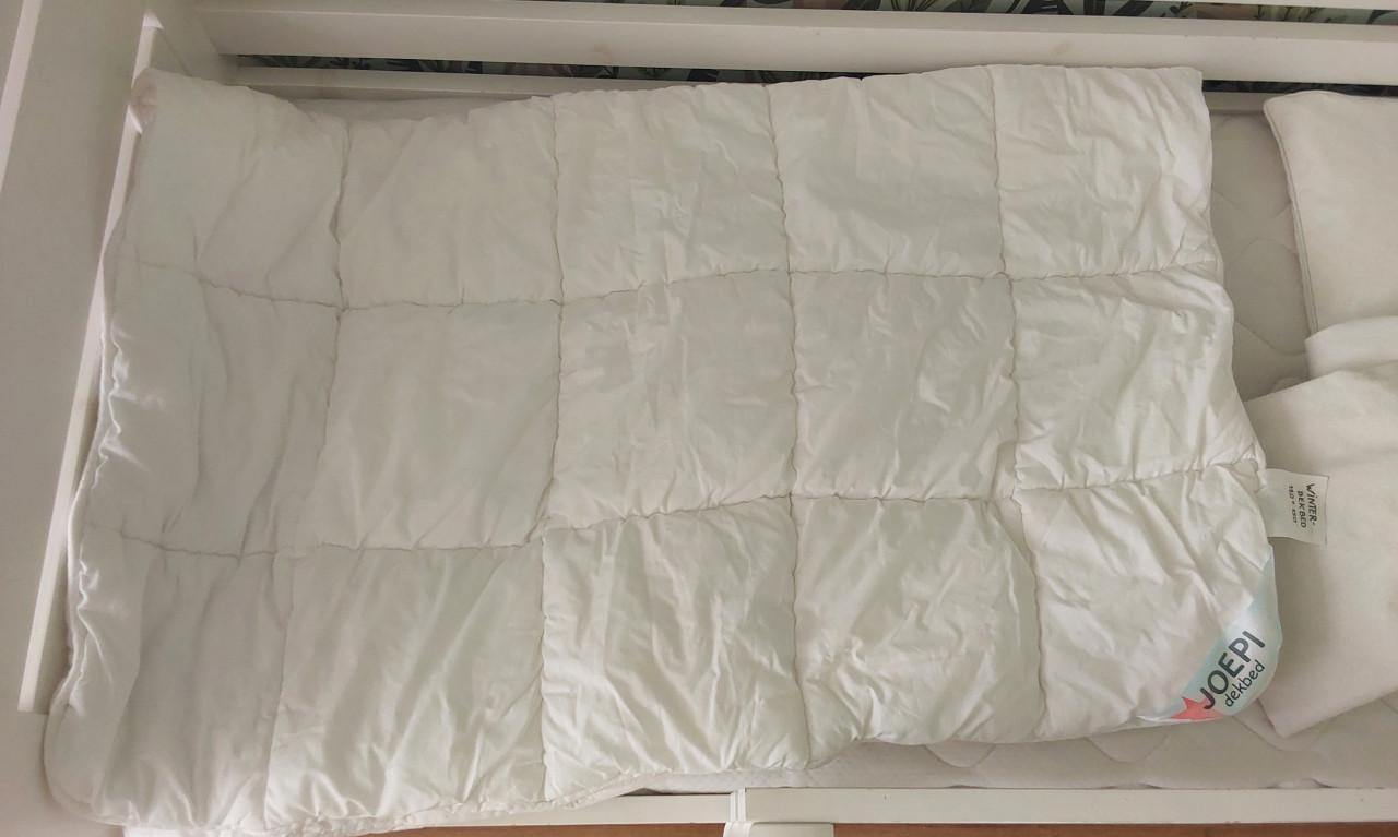 Compleet peuterbed met lade, matras, kussen, dekbed, hoeslakens,beschermers