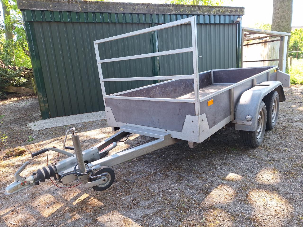 Hapert  dubbel as aanhangwagen geremd