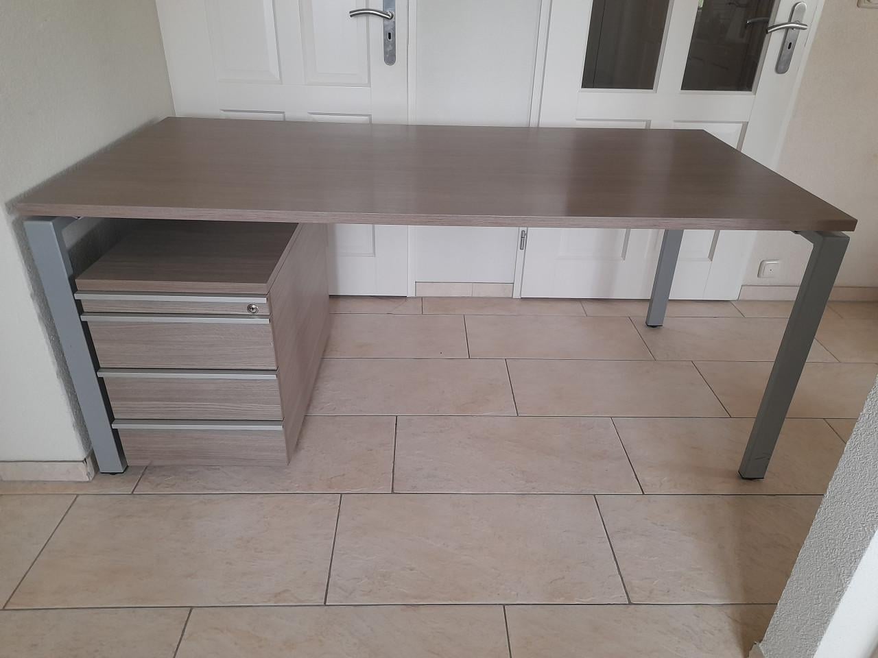 Prachtig bureau 90 x 180 x 75,5 (verstelbaar ) z.g.a.n.