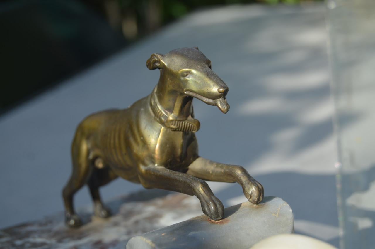 Natuurstenen Art Deco schouwstuk hazewindhond